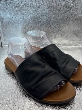 Bueno Turner Black Leather Slide Sandals with Brown Footbed